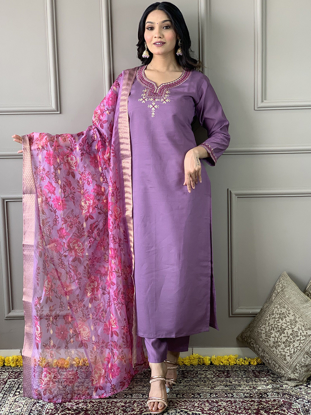 

BESUCHER Floral Embroidered Sweetheart Neck Chanderi Silk Kurta With Trousers & Dupatta, Purple