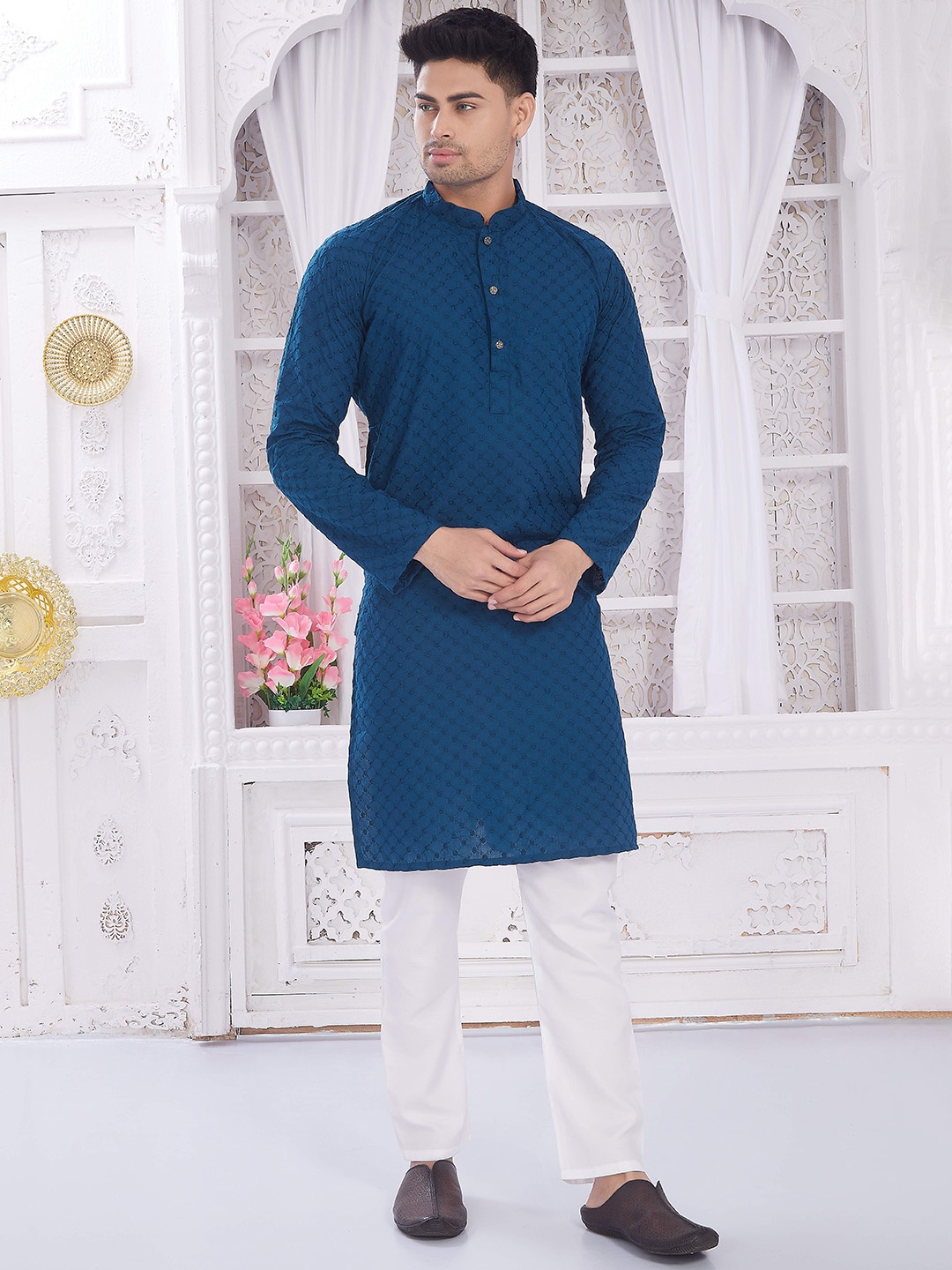 

DIVISIVE Geometric Embroidered Thread Work Mandarin Collar Cotton Straight Kurta, Turquoise blue