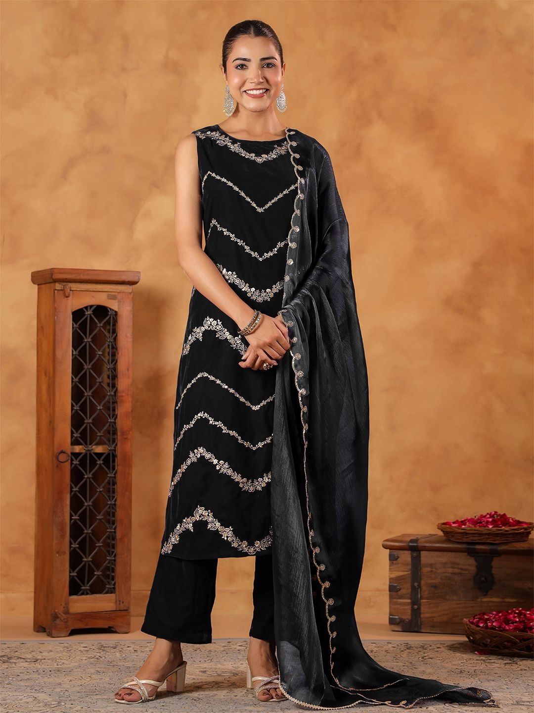 

Janasya Floral Embroidered Sequinned Velvet Kurta with Trouser & Dupatta, Black