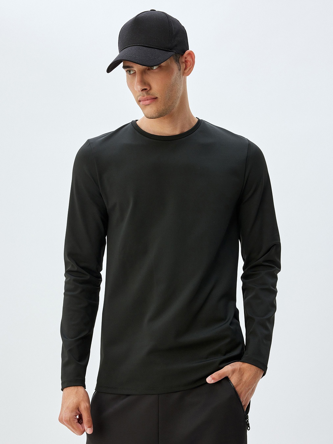 

Koton Men Solid Round Neck T-shirt, Black