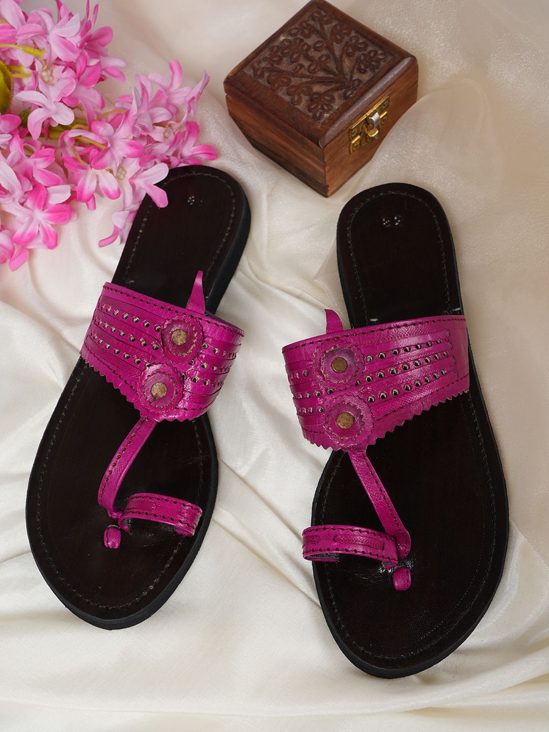 

JUTTIESMAKER Women Embellished One Toe Flats, Pink