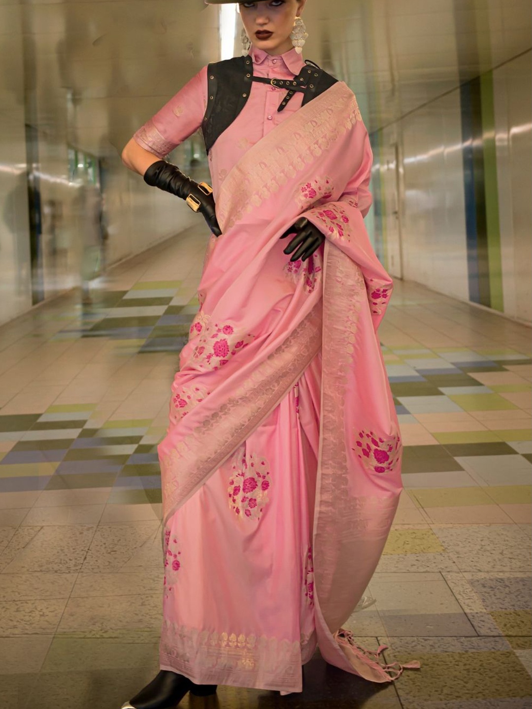 

DEVATITHI Woven Design Zari Saree, Pink