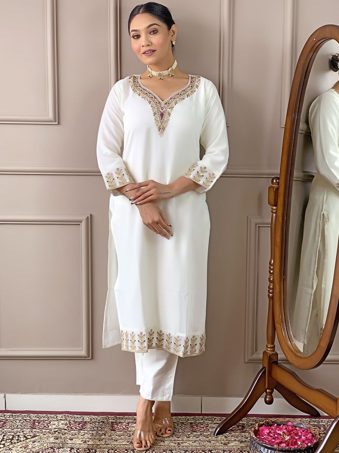 

BESUCHER Floral Embroidered SweetheartNeck Georgette Straight Kurta With Trouser & Dupatta, Cream