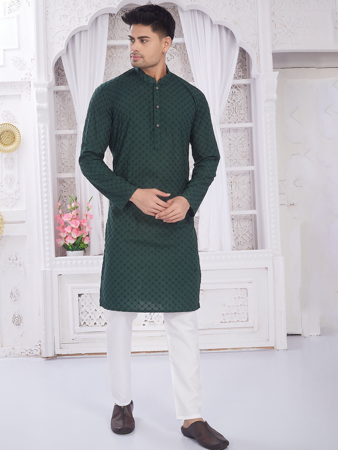 

DIVISIVE Geometric Embroidered Thread Work Mandarin Collar Cotton Straight Kurta, Green