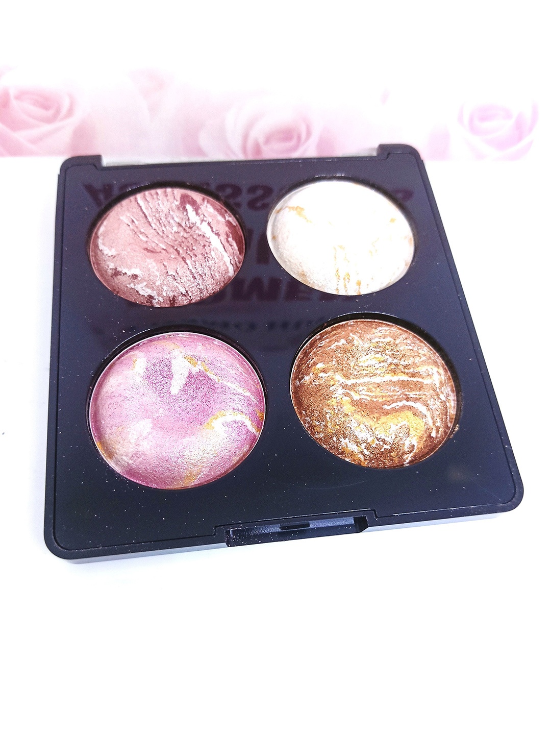 

COSMO HUB Trendy Eyeshadow & Iluminator- 01, Pink