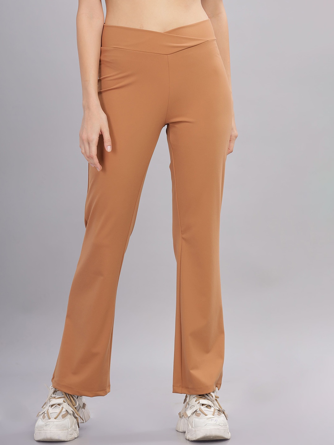 

DOMIN8 Women Flared Mid-Rise Trousers, Camel brown