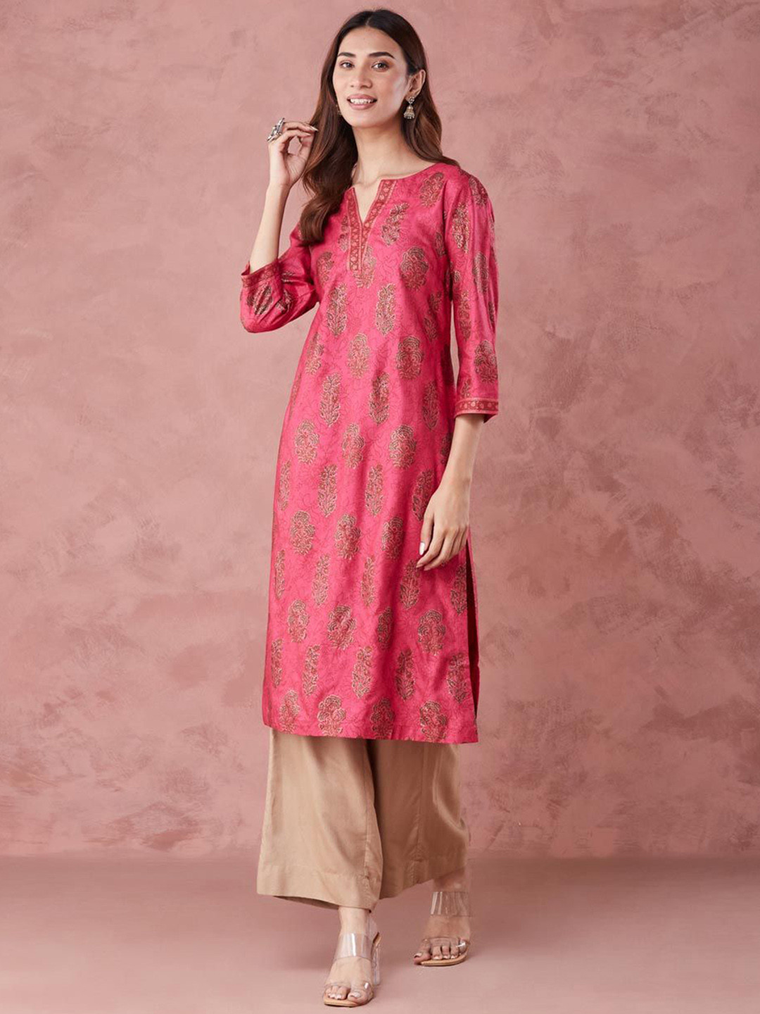

Fabindia Floral Printed Round Neck Three-Quarter Sleeves Straight Kurta, Magenta