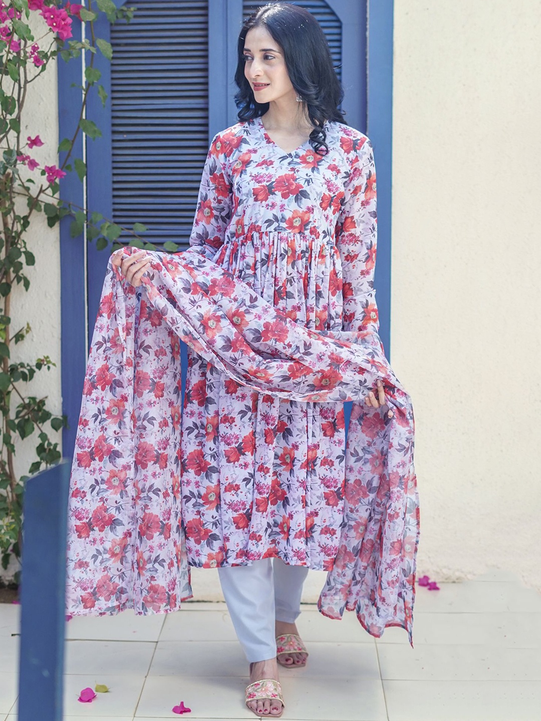 

GO BOUJEE Floral Printed V-Neck A-Line Kurta With Trousers & Dupatta, Red