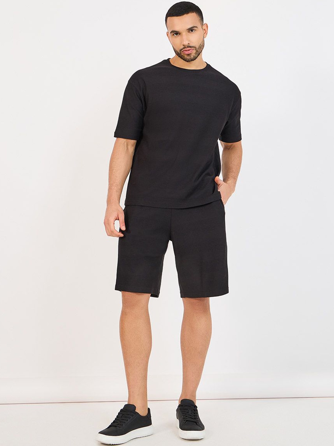 

Styli Men Texture Knit Oversize Ringer T-Shirt With Shorts Co-Ord Set With Badge Detail, Black