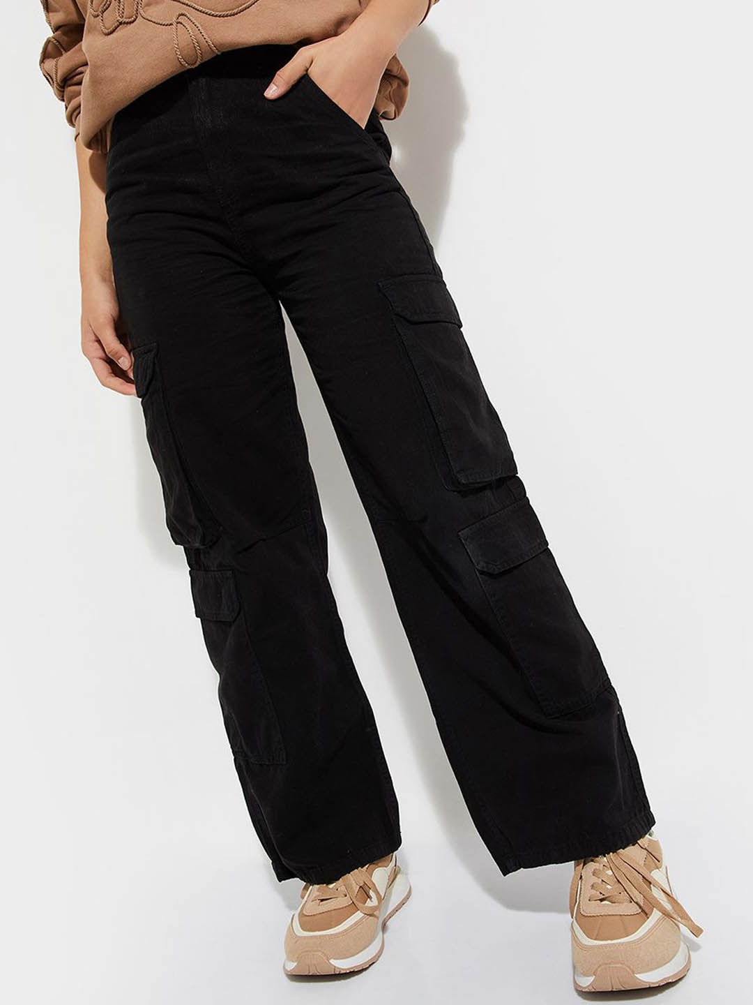 

max URB_N Women Relaxed Fit Solid Cargo Trousers, Black