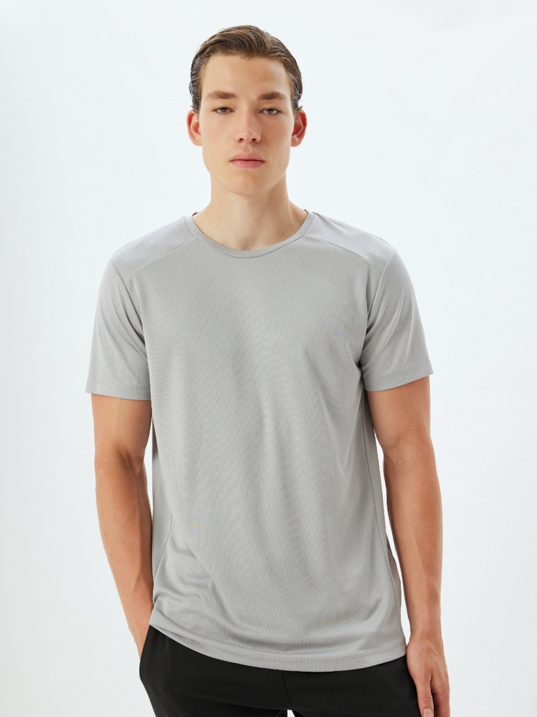 

Koton Men Solid Round Neck T-shirt, Grey