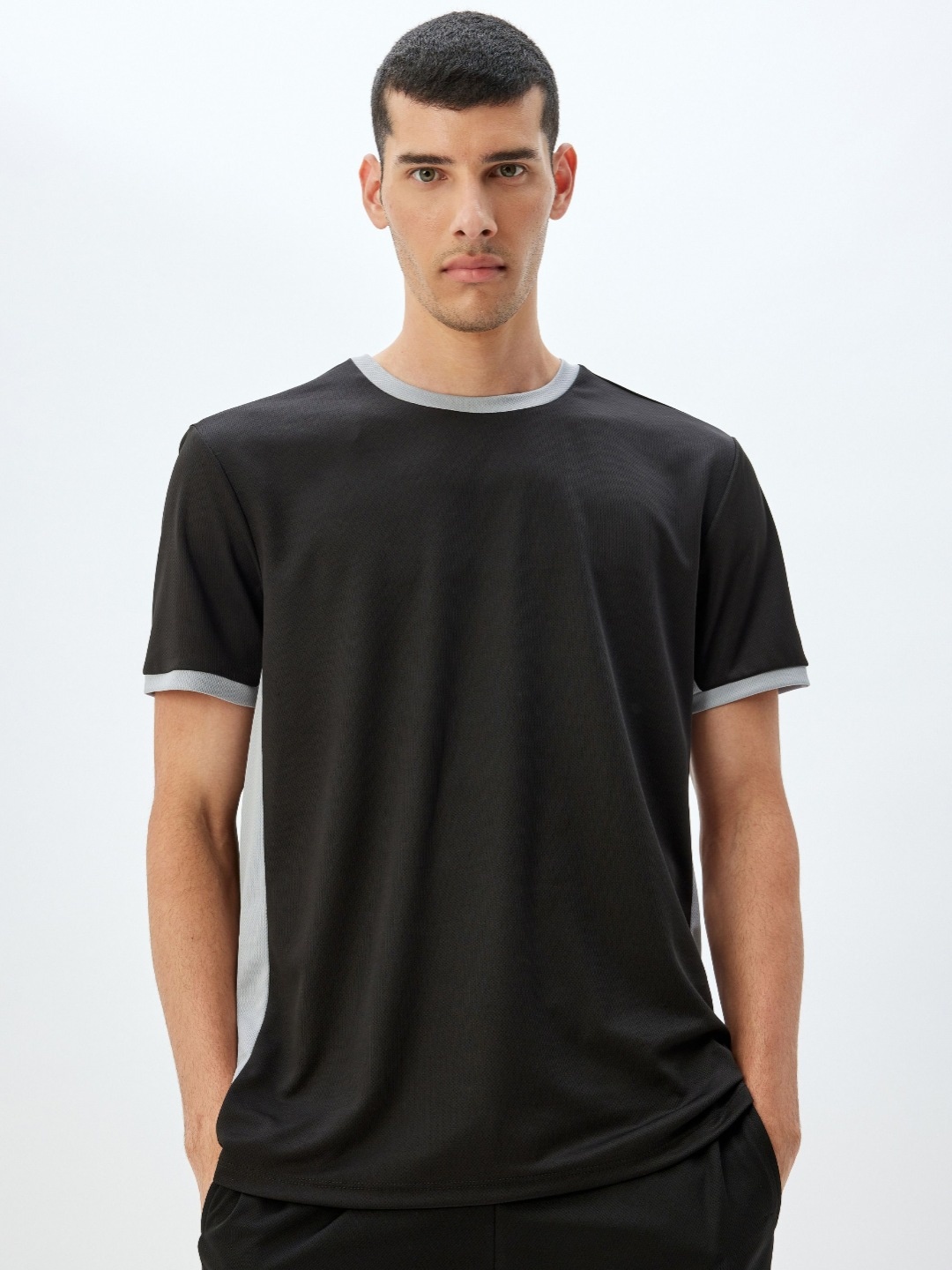 

Koton Men Solid Round Neck T-shirt, Black
