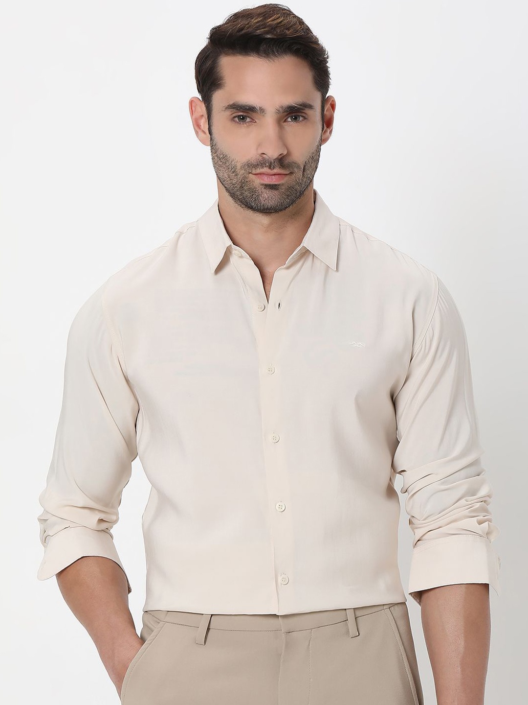 

Mufti Men Cutaway Collar Solid Slim Fit Casual Shirt, Off white