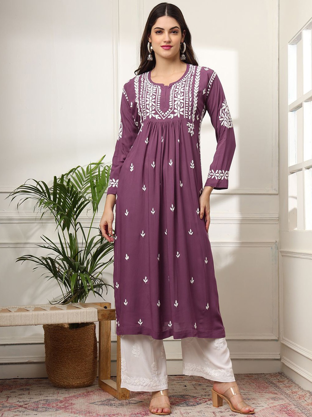 

The Chikan Label Aardhya Ethnic Motifs Embroidered Chikankari Straight Kurta, Mauve