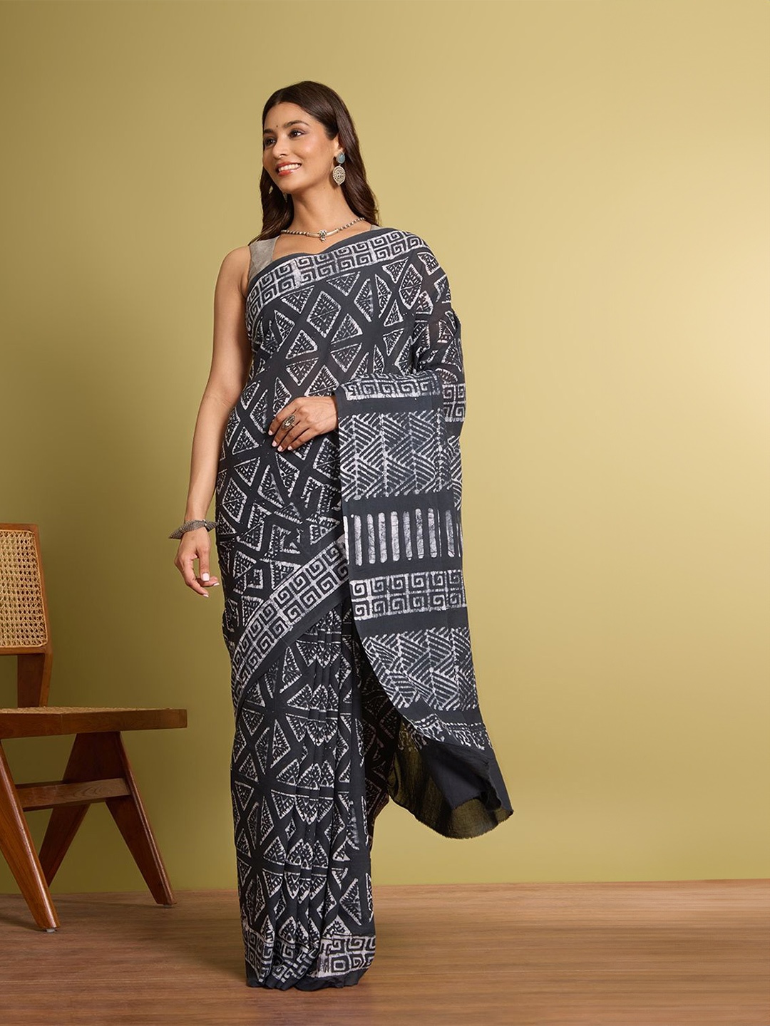 

Taneira Geometric Printed Pure Cotton Saree, Black