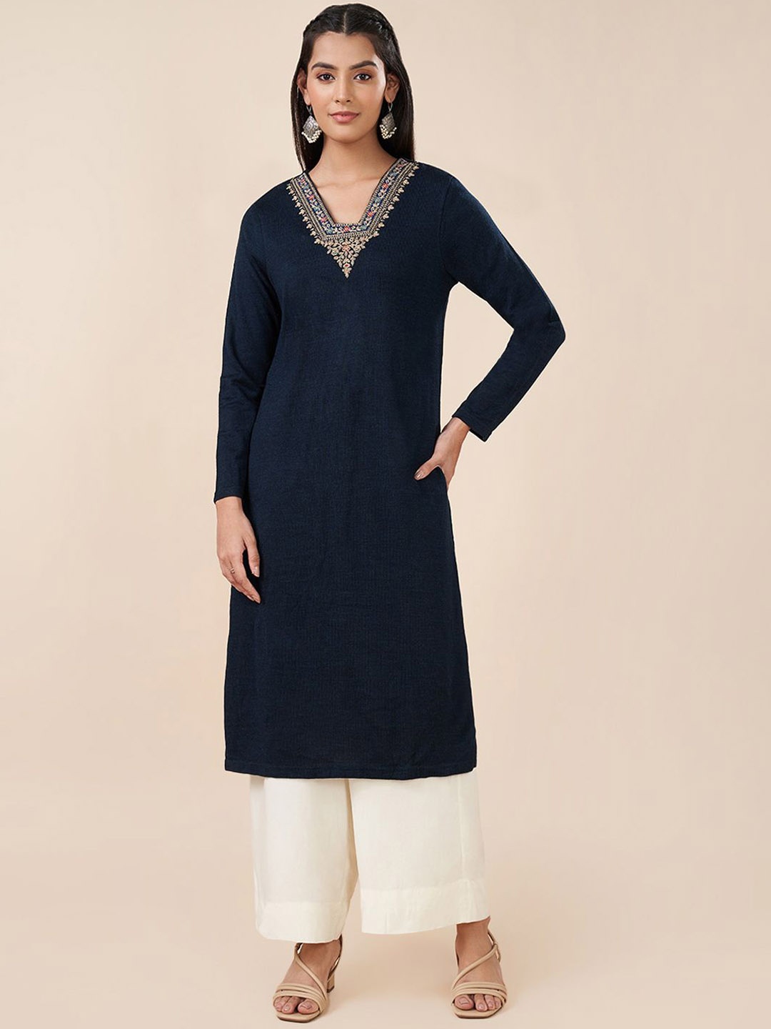 

RANGMANCH BY PANTALOONS Floral Embroidered Thread Work V-Neck Straight Kurta, Blue