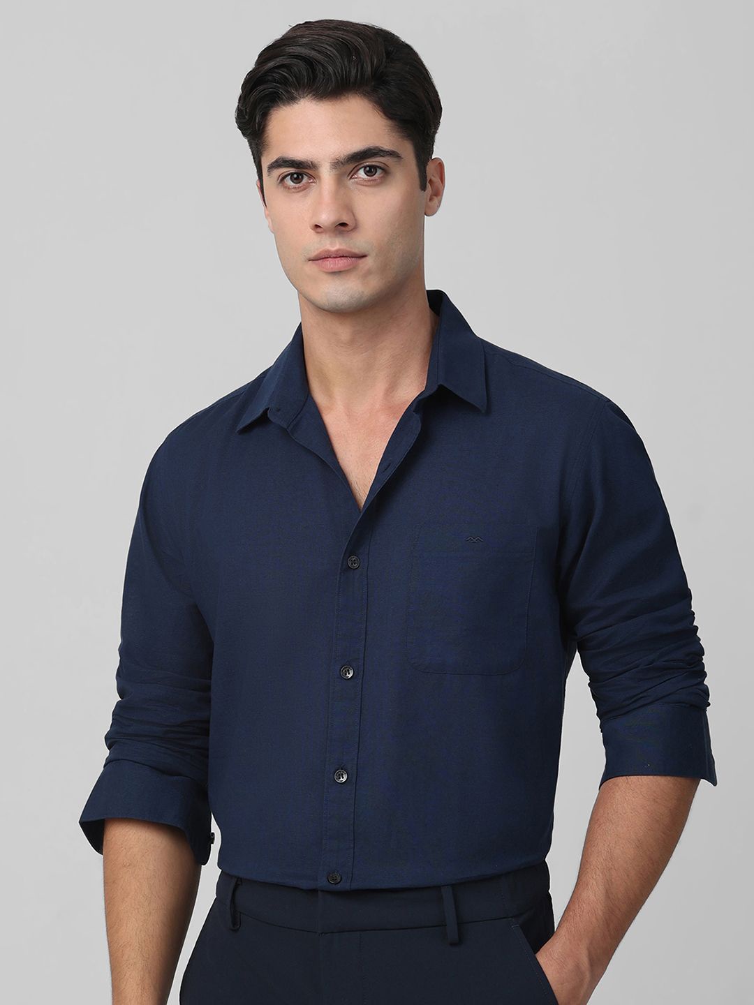 

Mufti Men Spread Collar Solid Cotton Slim Fit Casual Shirt, Navy blue