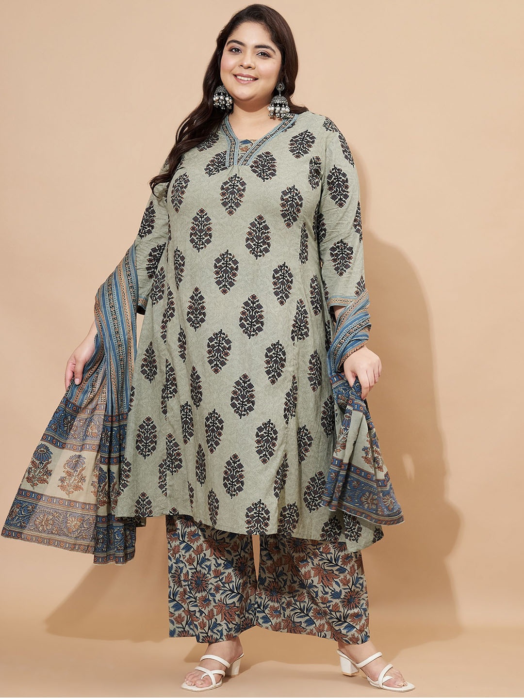 

Vbuyz Grey Floral Printed V-Neck Regular Straight Kurta With Palazzos With Dupatta