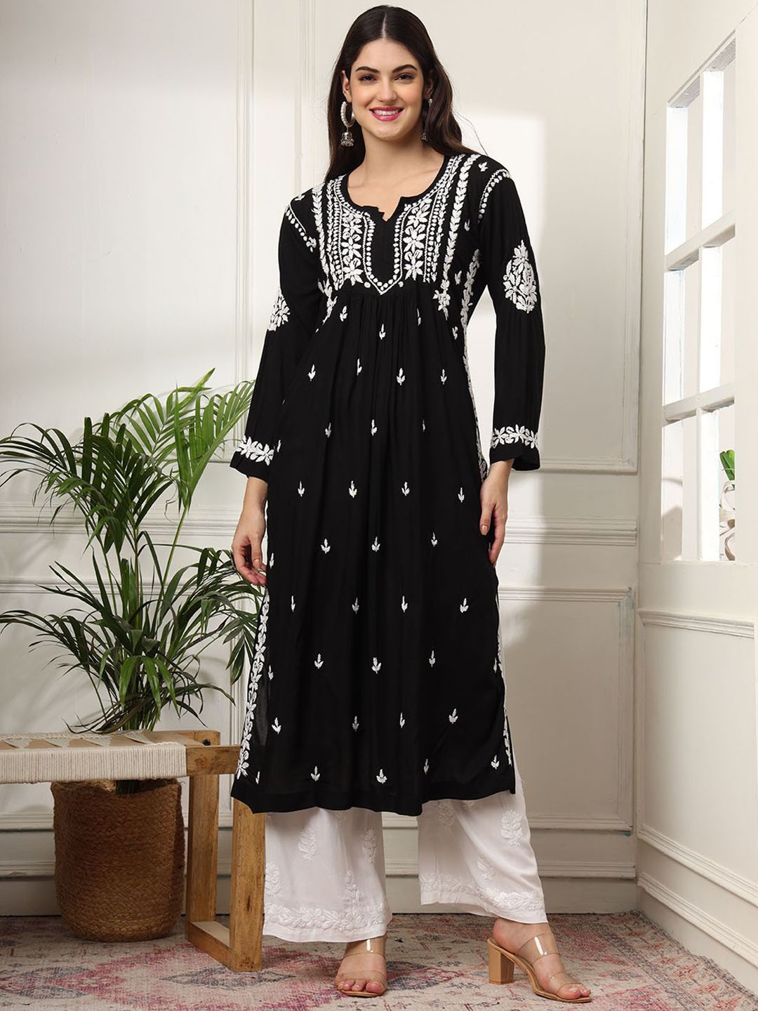 

The Chikan Label Aardhya Ethnic Motifs Embroidered Chikankari Straight Kurta, Black