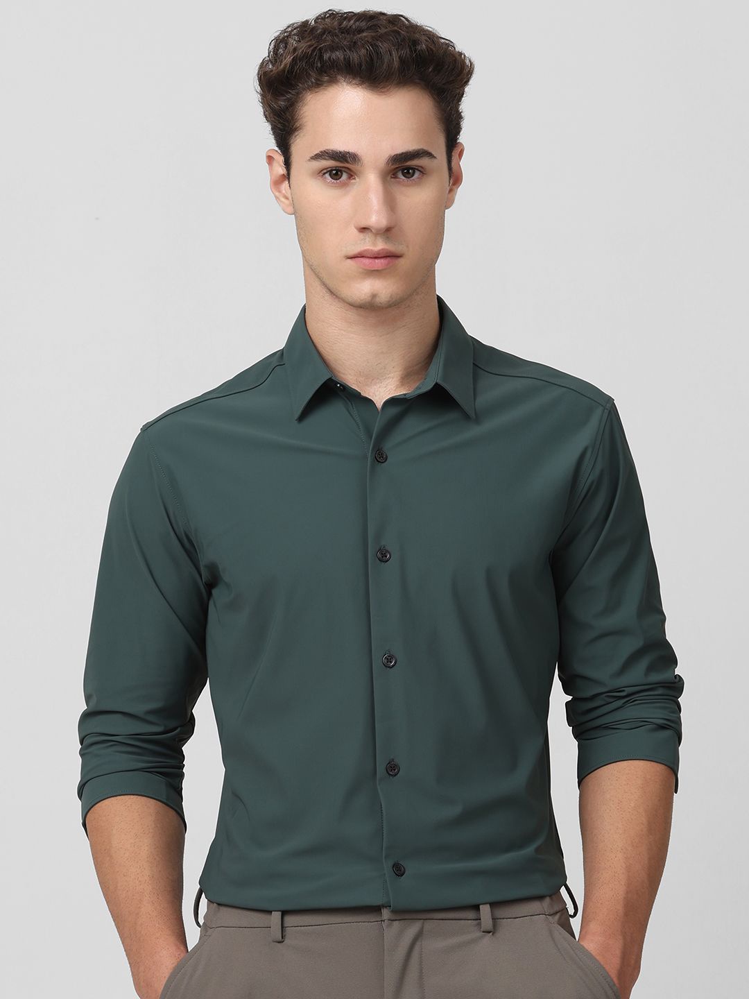 

Mufti Men Cutaway Collar Solid Slim Fit Casual Shirt, Green