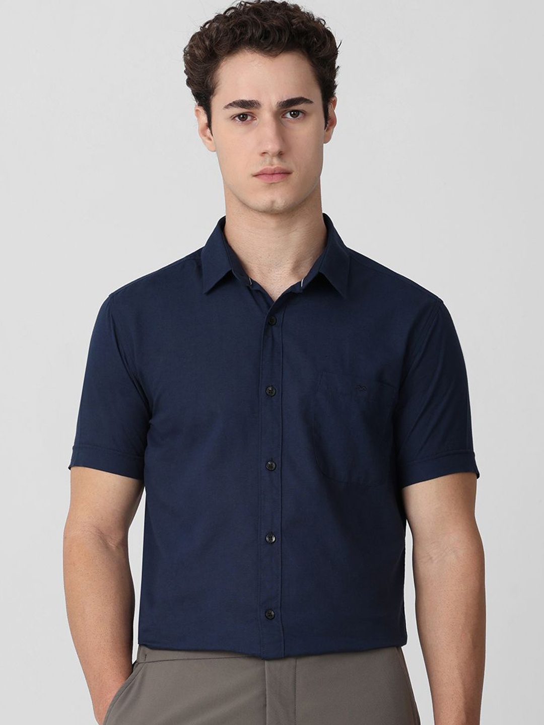 

Mufti Men Cutaway Collar Solid Cotton Slim Fit Casual Shirt, Navy blue