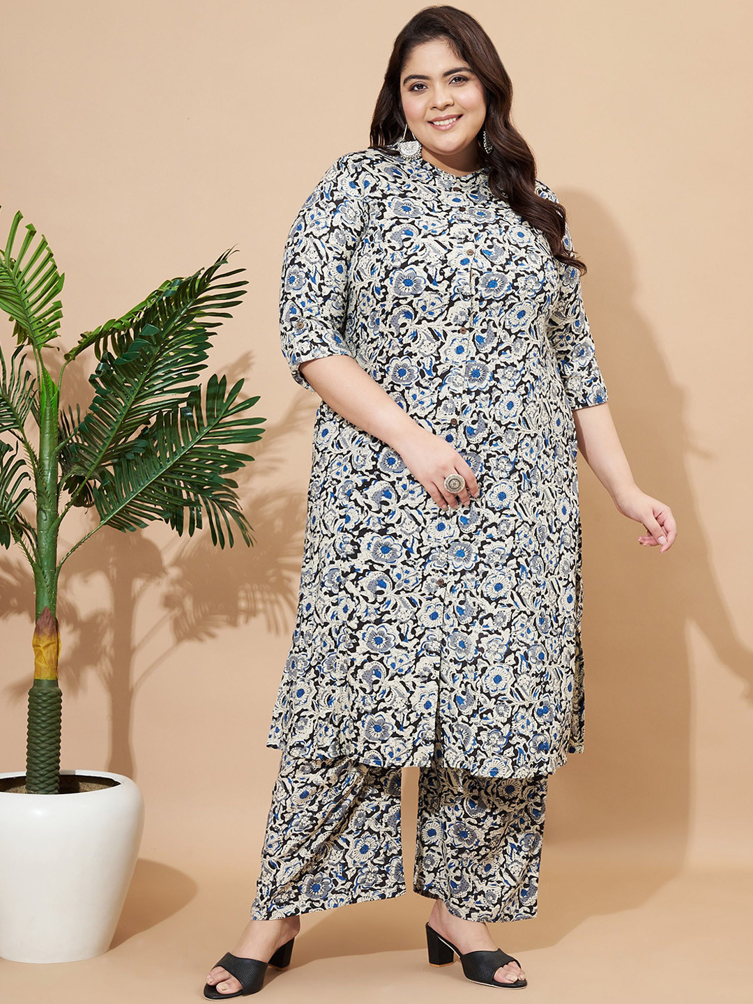 

Vbuyz Black Floral Printed Mandarin Collar Three-Quarter Sleeves Regular Kurta & Palazzo