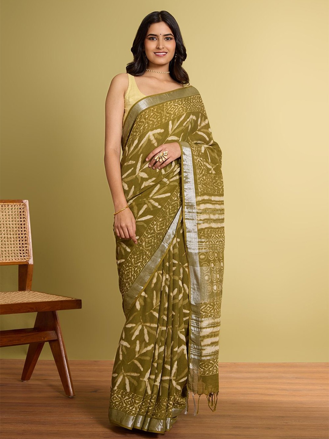 

Taneira Floral Printed Zari Saree with Blouse Piece, Green