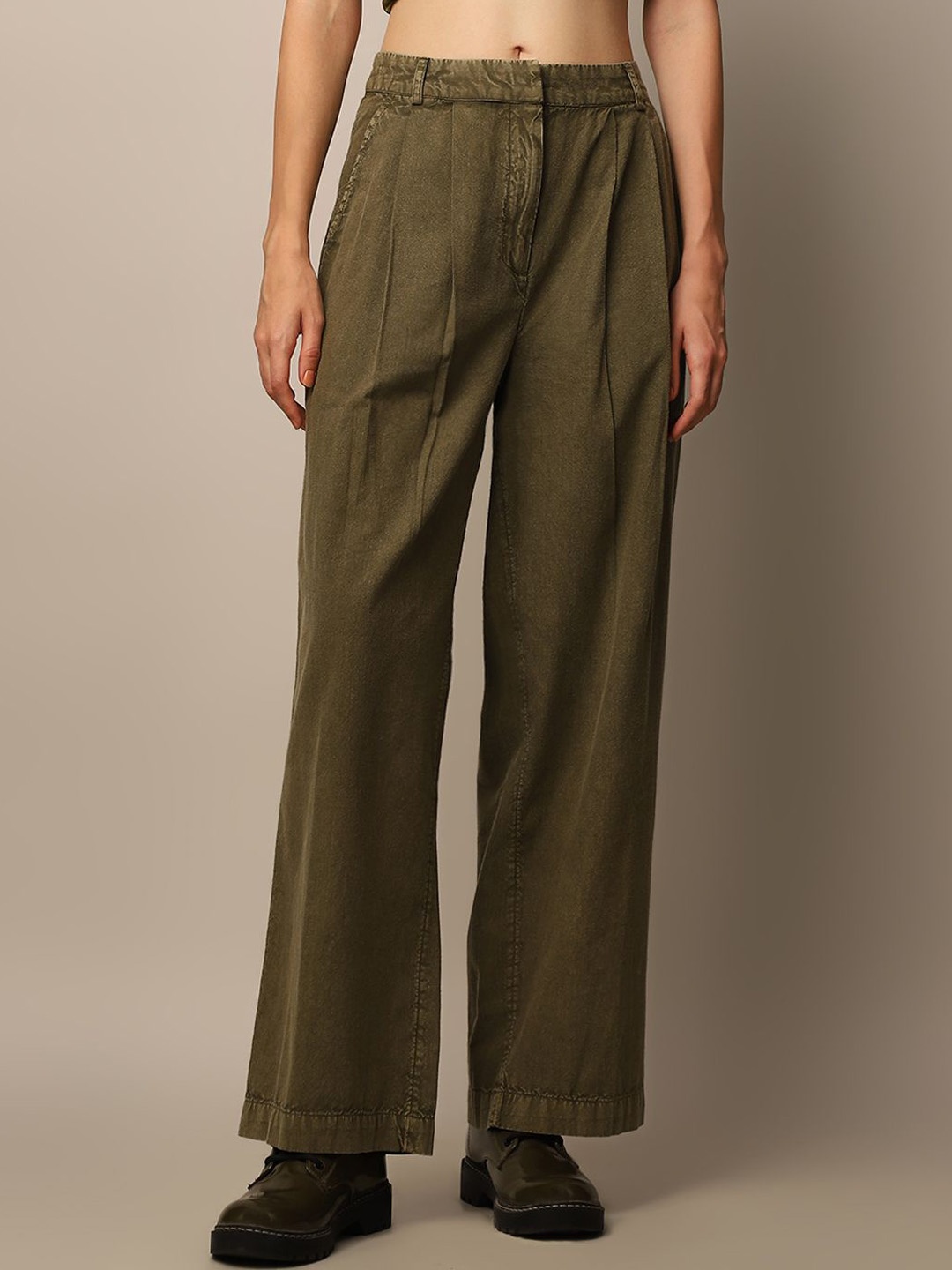 

ONLY Women Straight Fit Mid-Rise Pleated Cotton Trousers, Olive