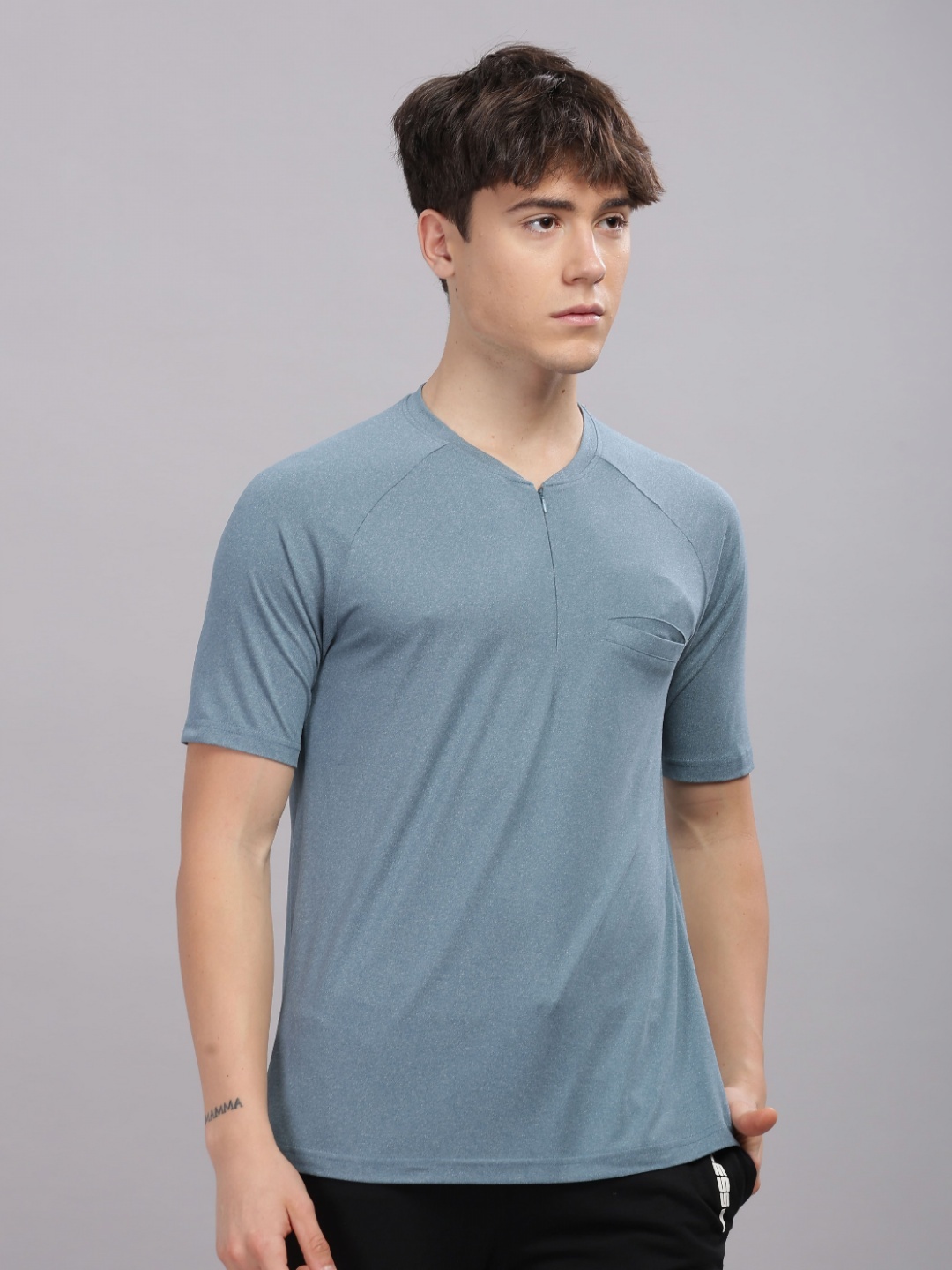 

DOMIN8 Men Henley Neck Pockets T-shirt, Blue