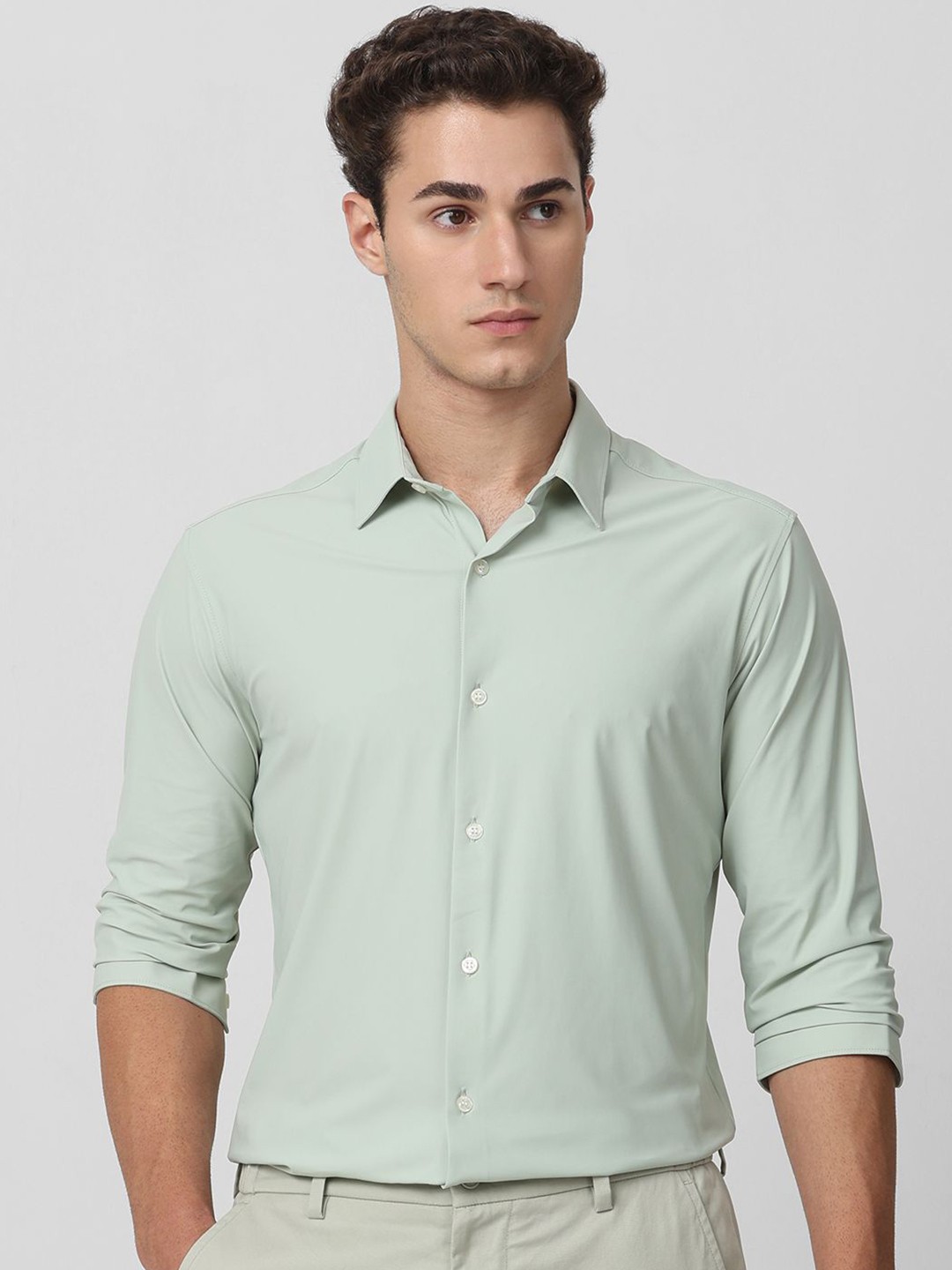 

Mufti Men Cutaway Collar Solid Slim Fit Casual Shirt, Green