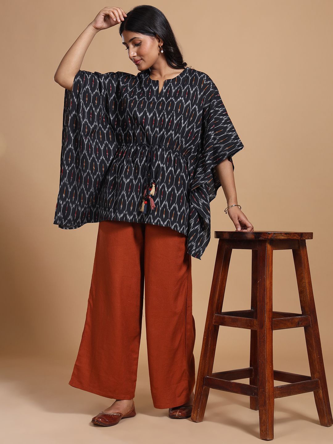 

THE WEAVE TRAVELLER Women Ethnic Motifs Printed Batwing Sleeve Kaftan Top, Black