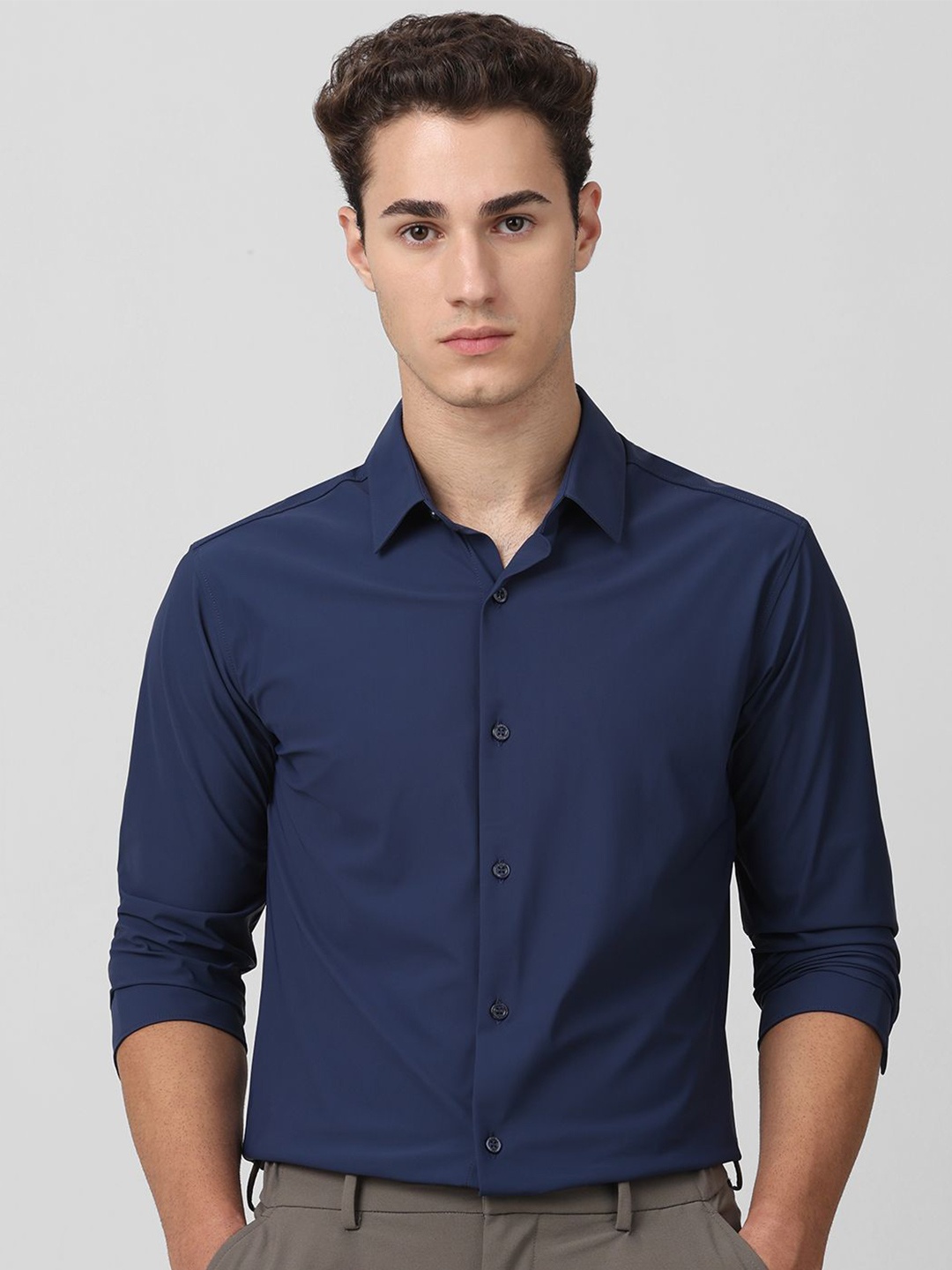 

Mufti Men Spread Collar Solid Slim Fit Casual Shirt, Navy blue