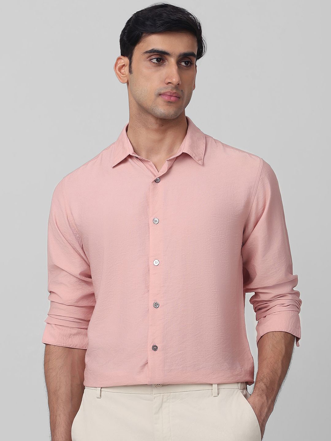 

Mufti Men Cutaway Collar Solid Slim Fit Casual Shirt, Pink