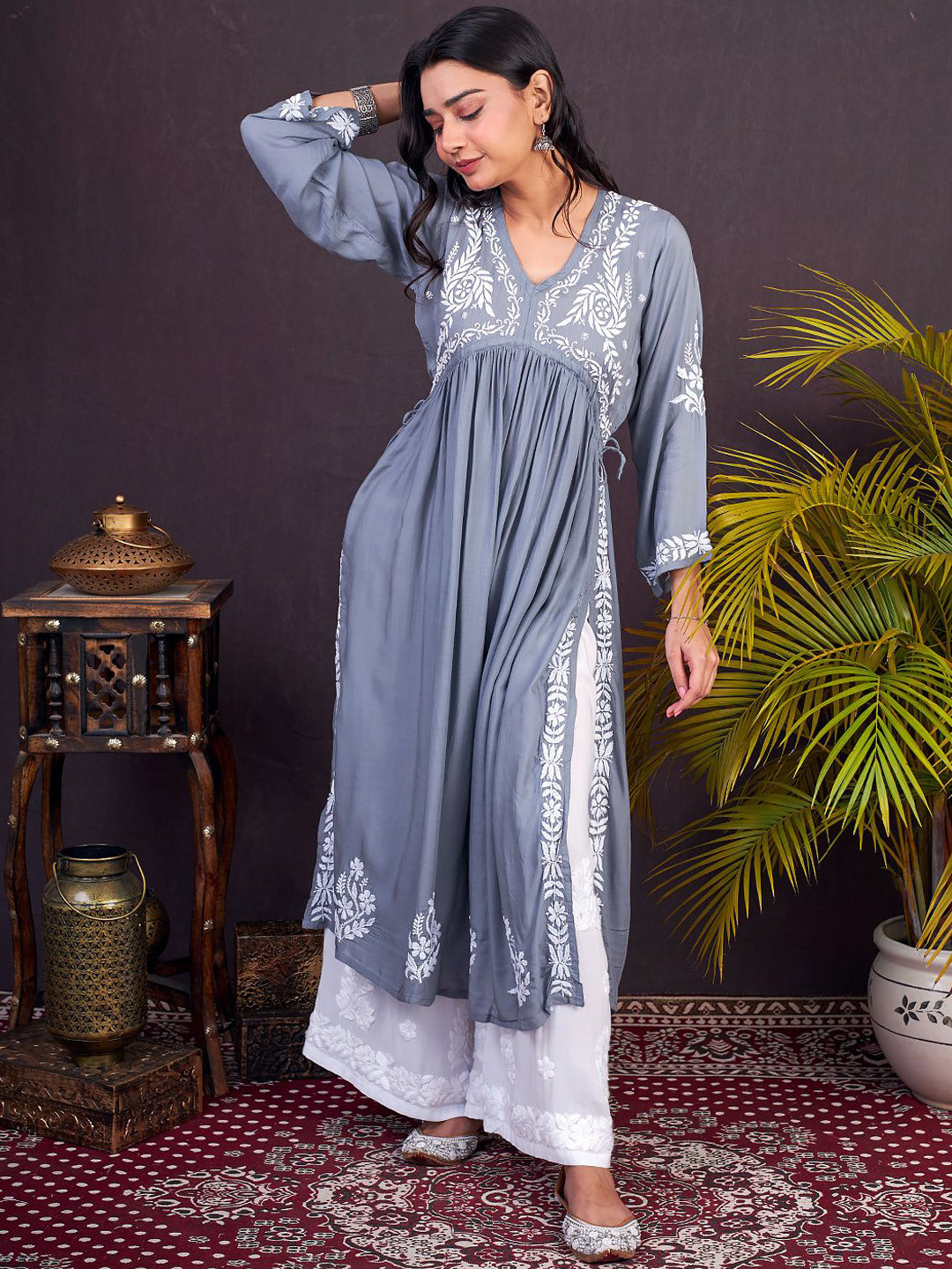 

The Chikan Label Nayra Ethnic Motifs Embroidered Chikankari V-Neck Straight Kurta, Grey