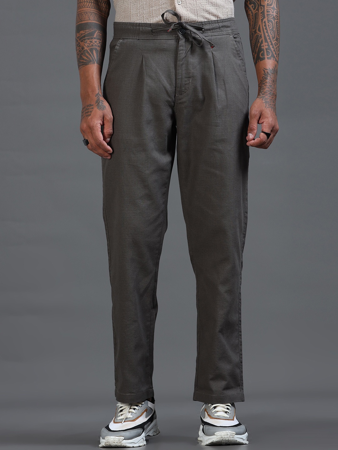 

The Roadster Lifestyle Co Men Linen Pleated Relaxed Fit Trousers, Green