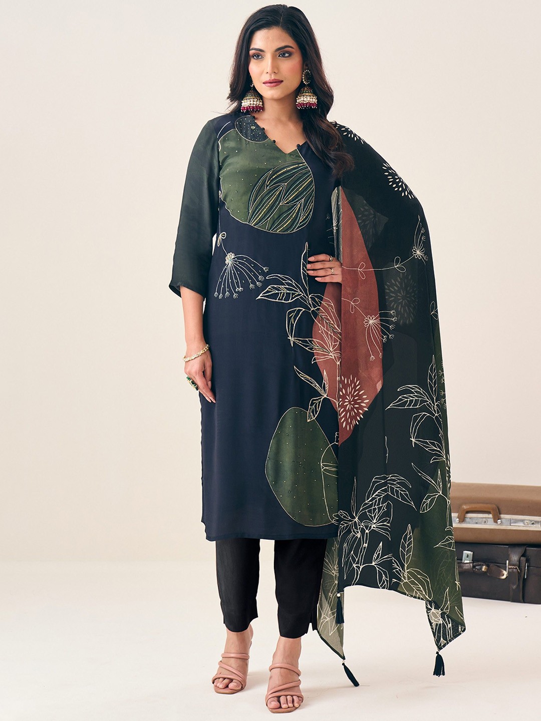 

all about you Women Floral Embroidered Regular Thread Work Kurta with Trousers & With Dupatta, Black
