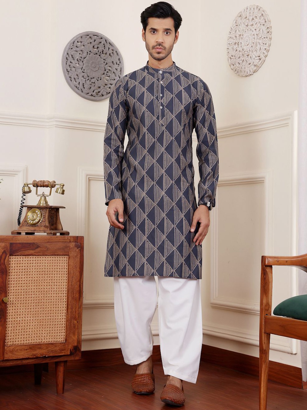 

Rawayi Geometric Printed Mandarin Collar Straight Kurta, Navy blue