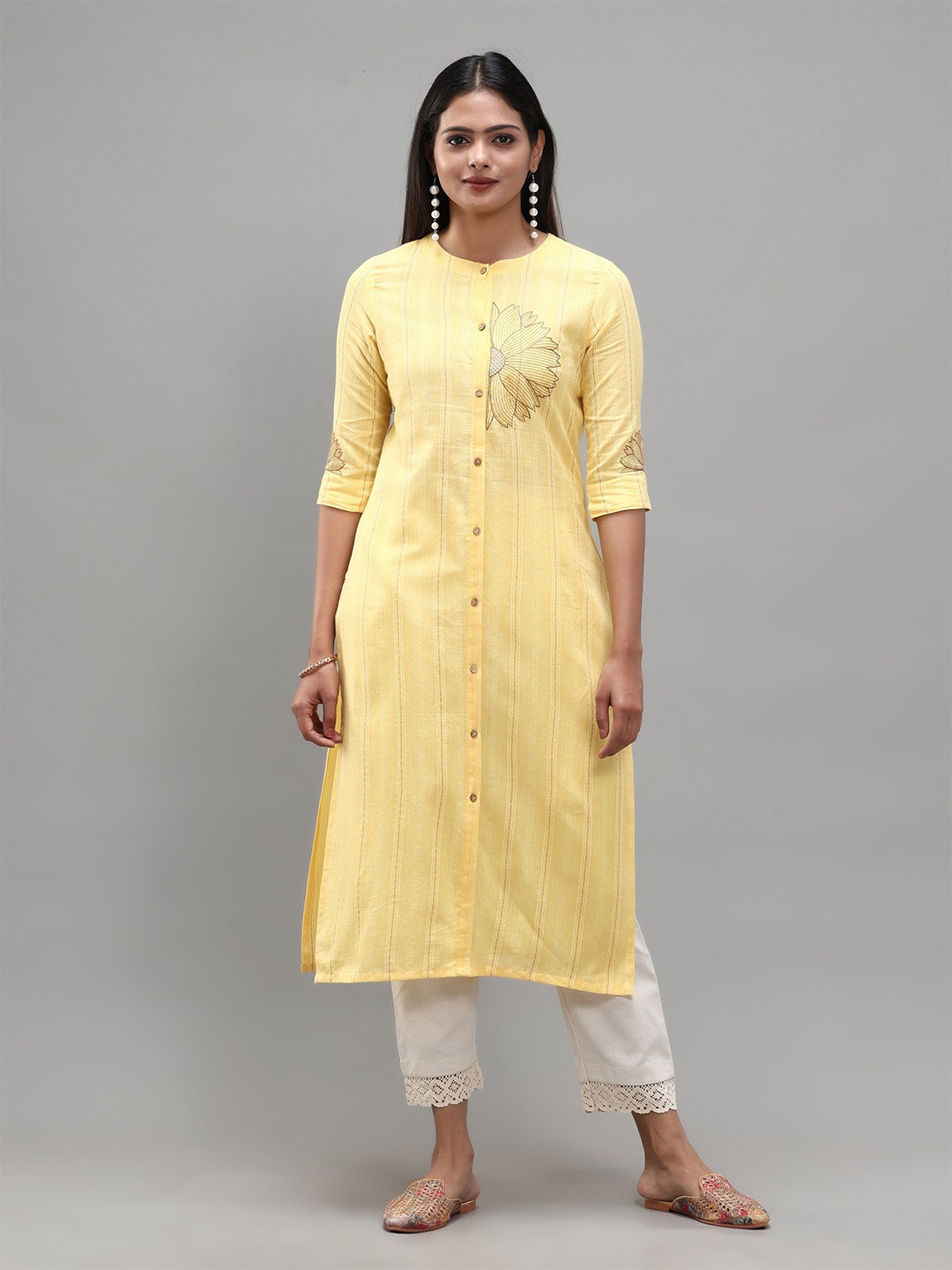 

Vismay Women Floral Embroidered Kurta, Yellow