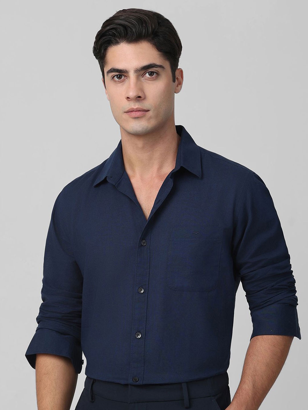 

Mufti Men Spread Collar Solid Cotton Slim Fit Casual Shirt, Navy blue