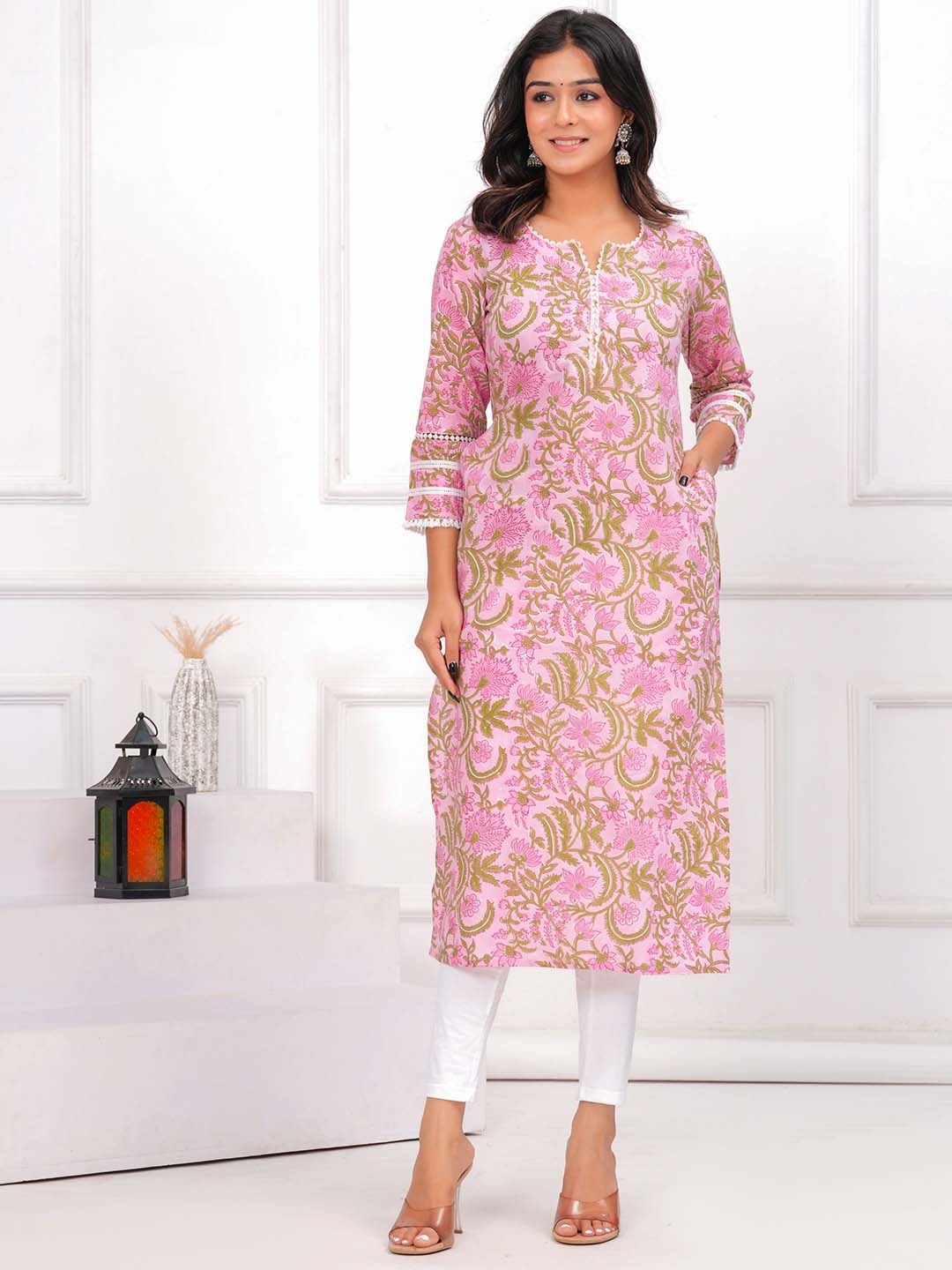 

Meeranshi Floral Printed Straight Kurta, Pink