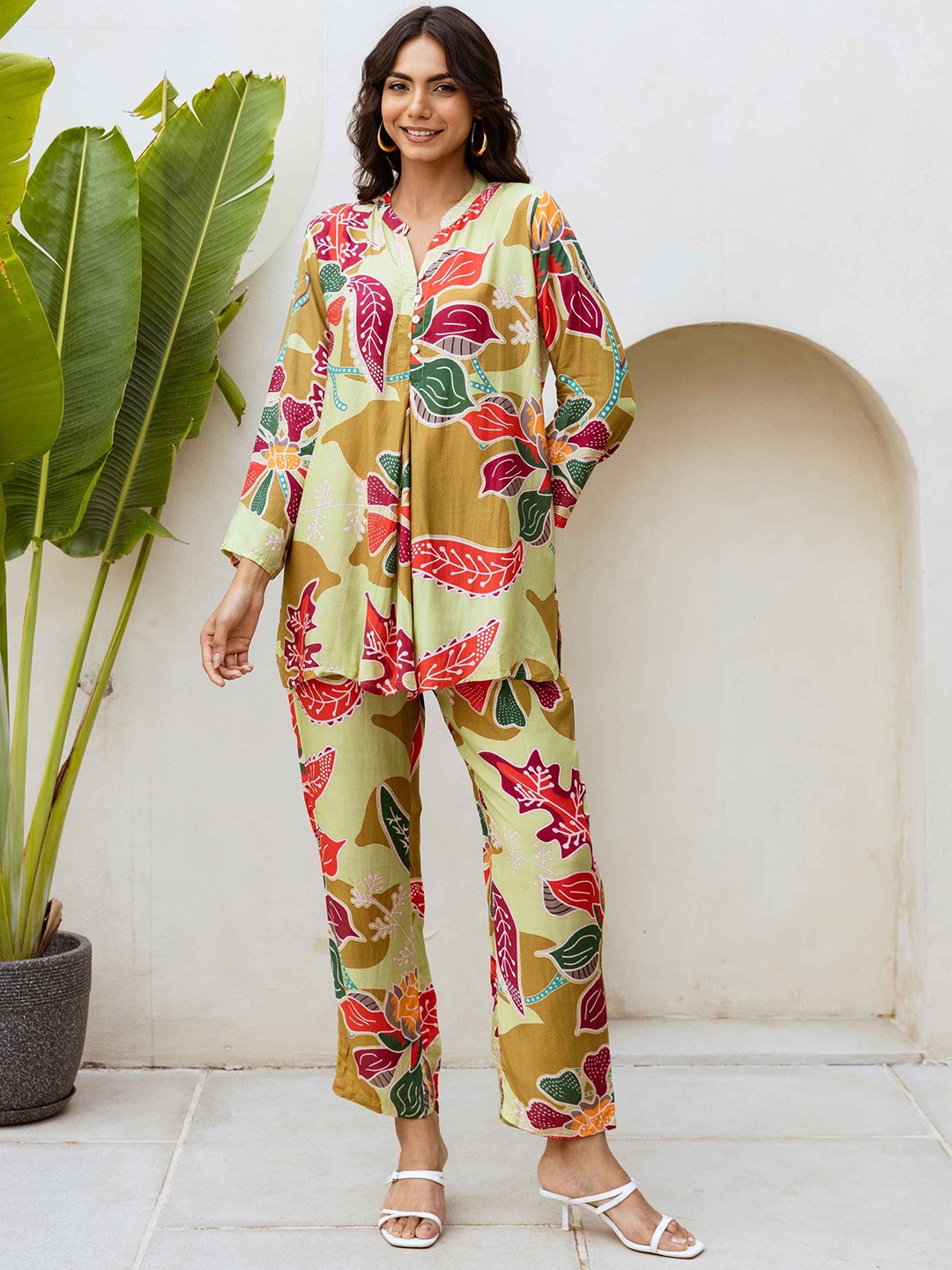 

HUKUM Floral Printed Mandarin Collar Three-Quarter Sleeves Pure Silk Top With Trouser, Green