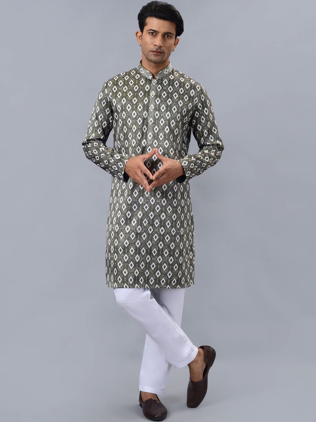 

azania Geometric Printed Thread Work Mandarin Collar Straight Kurta with Pyjamas, Green