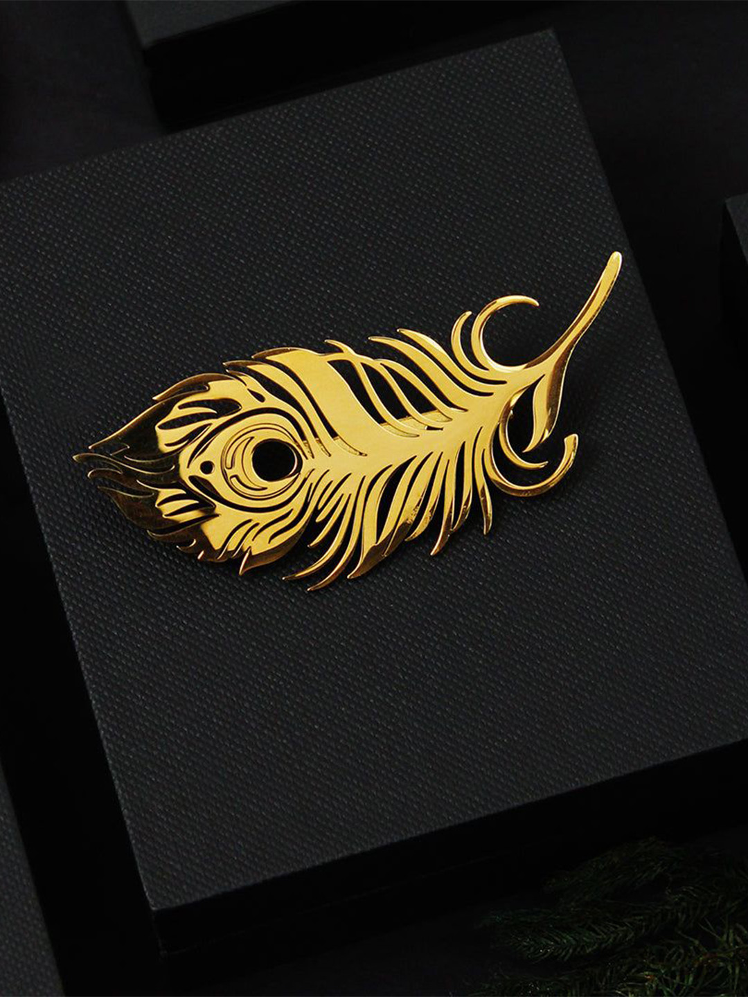 

PELUCHE Men Peacock Plume Golden Minimal Lapel Pin Brooch, Gold