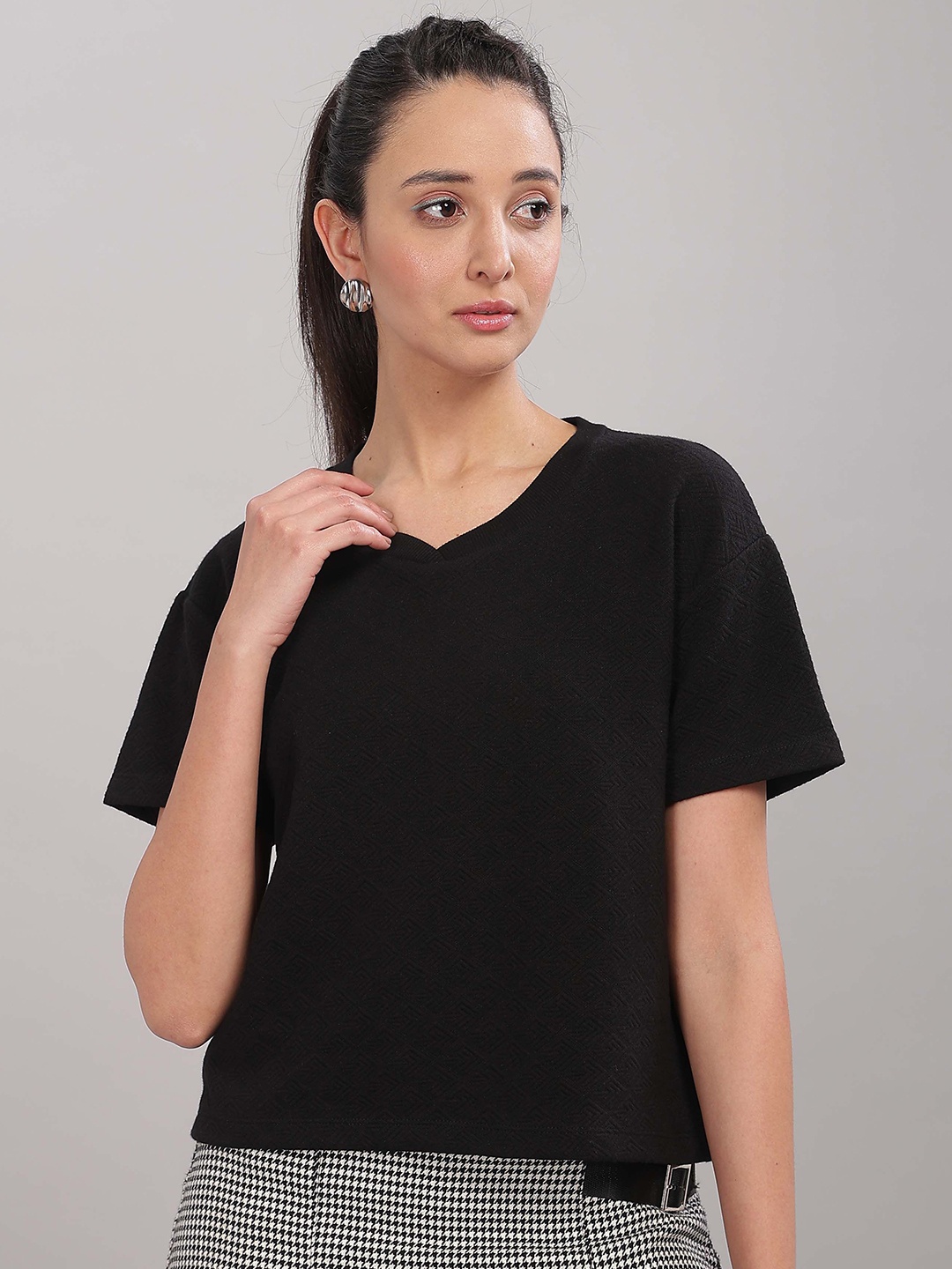 

HEYLAY Women Printed V-Neck Drop-Shoulder Sleeves Pure Cotton Pockets T-shirt, Black