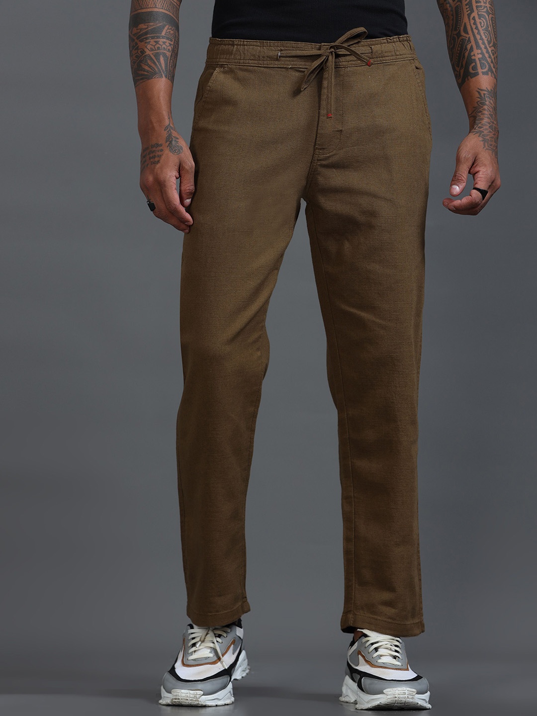 

The Roadster Lifestyle Co Men Relaxed Fit Trousers, Coffee brown