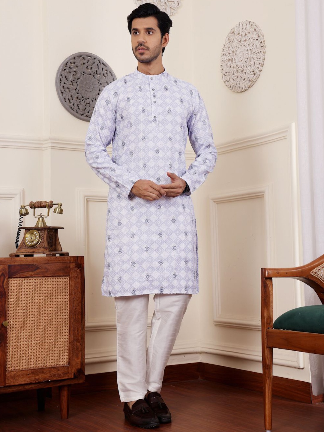 

Rawayi Geometric Printed Mandarin Collar Thread Work Linen Straight Kurta, Violet