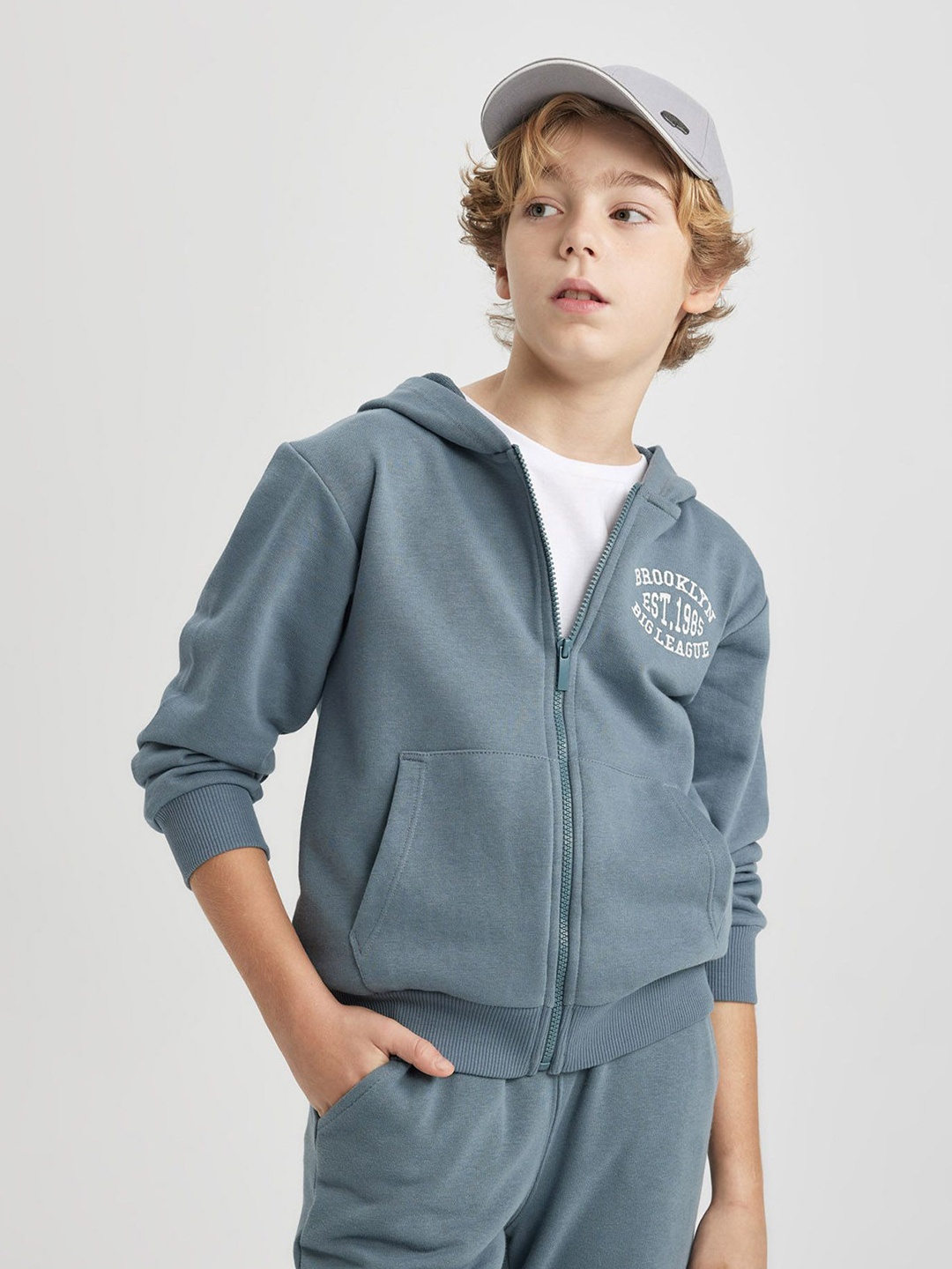 

DeFacto Boys Typography Printed Hood Long Sleeves with Zip Detail Detail Sweaters, Grey