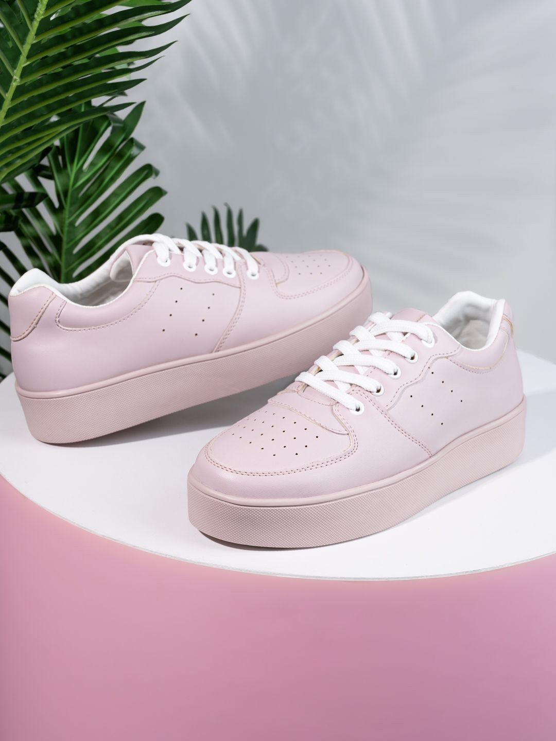 

The Roadster Lifestyle Co Women Casual Lace-Up Sneakers, Pink