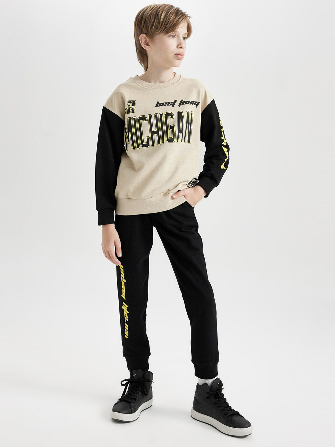 

DeFacto Boys Printed Round Neck Long Sleeves Sweatshirt With Jogger, Beige