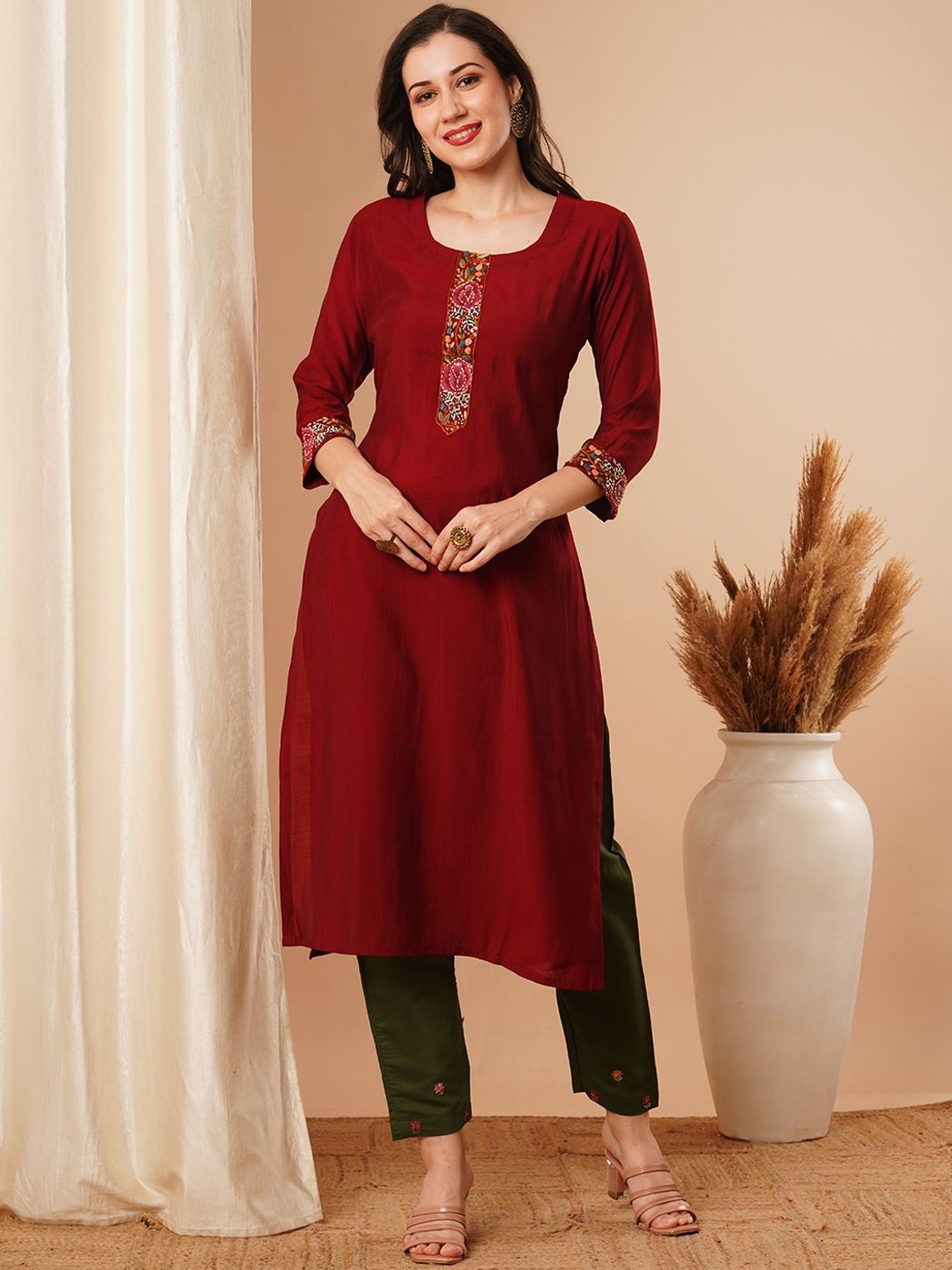 

FASHOR Maroon Round Neck Floral Embroidered Thread Work Straight Kurta